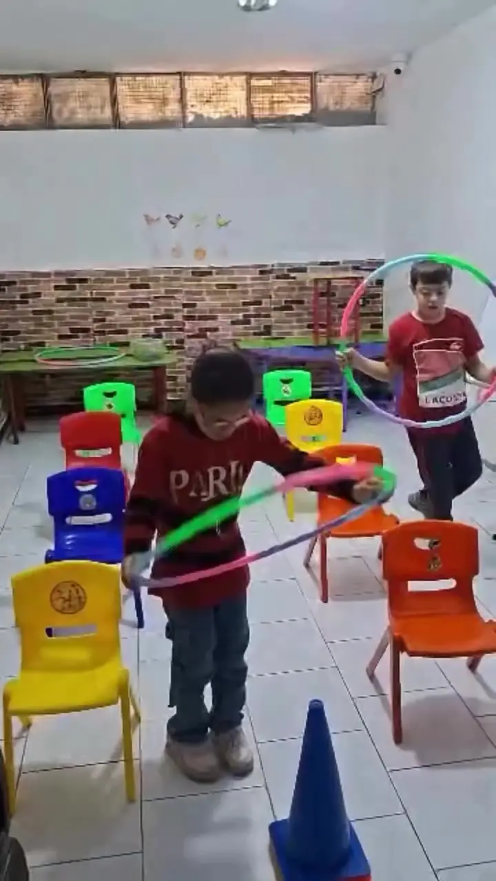 قاعة التأهيل الحركي بكراسيها الملوّنة